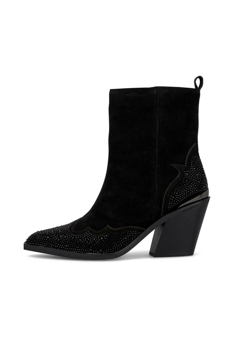 Stivale alla caviglia in suede nero con punta affusolata, design scallop decorativo e impreziosito con gemme nere sulla punta e sul tallone.