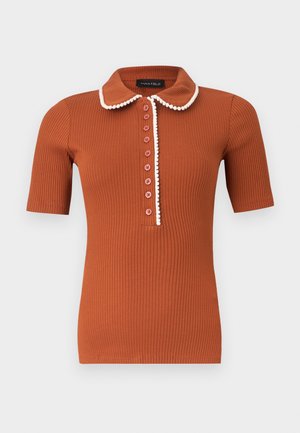 Rozsdavörös bordázott rövid ujjú pólóing lekerekített gallérral és hét gombbal, fehér szegéllyel a gallér mentén és a gomboláson.