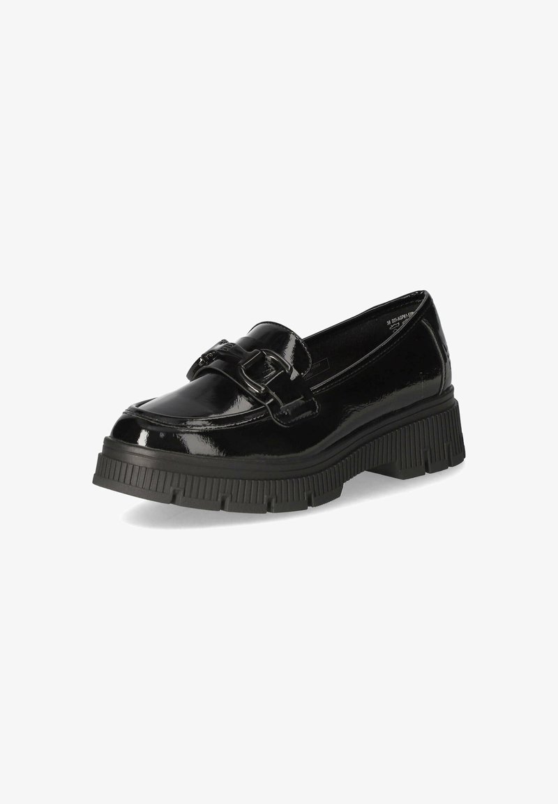 Mocassin en cuir verni noir avec semelle épaisse rainurée et boucle décorative sur le dessus, présenté sur fond blanc.