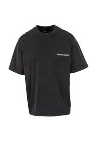 Černé oversized tričko vyrobené z bavlny, s kulatým výstřihem a krátkými rukávy. Na přední levé straně je vytištěno "SundayRunningClub" bílým písmem.