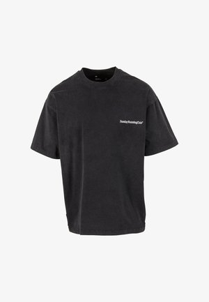 Czarna, oversize koszulka wykonana z bawełny, z okrągłym dekoltem i krótkimi rękawami. Na przednim lewym boku znajduje się napis "SundayRunningClub" w białym kolorze.