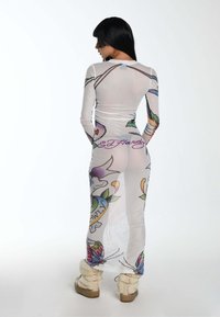 Durchsichtiger Langarm-Body mit bunten Tattoos im Grafikstil, ausgestattet mit einer taillierten Passform und dem Ed Hardy-Logo im unteren Rückenbereich.