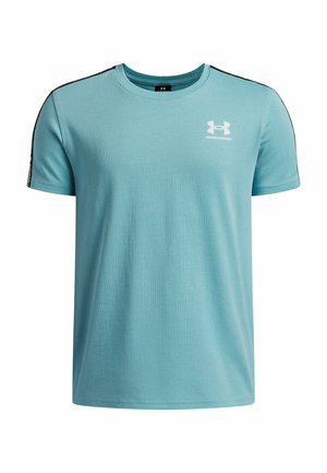 Lichtblauw katoenen T-shirt met ronde hals, korte mouwen en zwarte zijaccenten met wit Under Armour-logo op de borst.