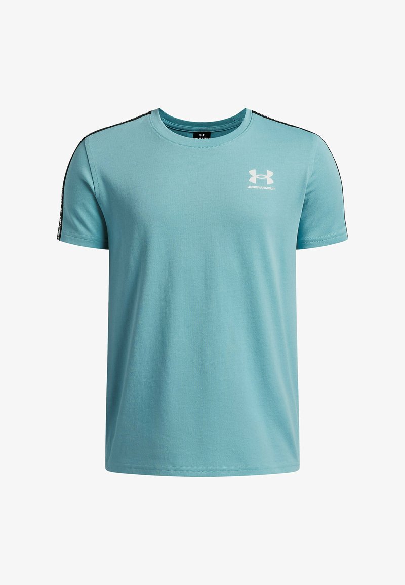 T-shirt en coton bleu clair avec un col rond, des manches courtes, des accents noirs sur les côtés et un logo Under Armour blanc sur la poitrine.