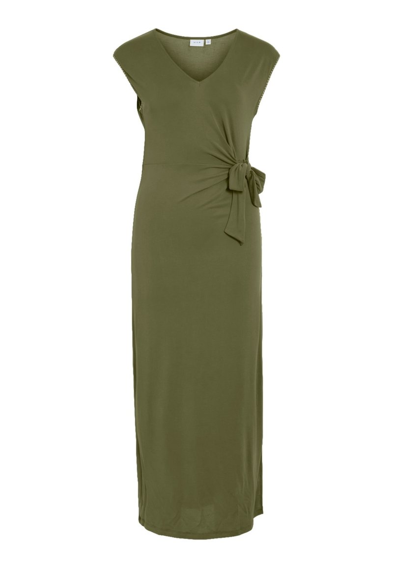 Abito maxi verde oliva con scollatura a V, maniche a cappuccio, vita avvolta e dettaglio annodato sul lato, realizzato in un tessuto morbido e liscio.