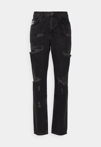 Czarne dżinsy o prostym kroju, z wieloma przetartymi łatami i postrzępionymi brzegami, przednimi kieszeniami oraz zapięciem na guzik.