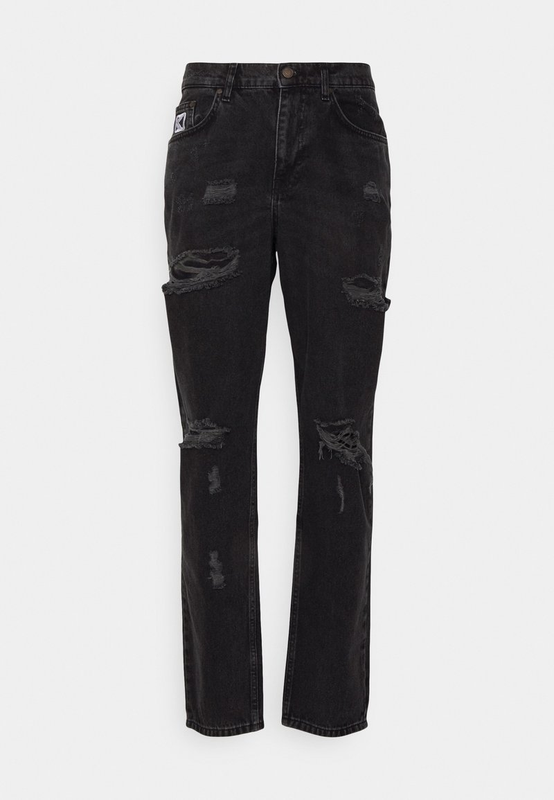 Czarne dżinsy o prostym kroju, z wieloma przetartymi łatami i postrzępionymi brzegami, przednimi kieszeniami oraz zapięciem na guzik.