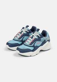 Blauwe en lichtblauwe sneakers met een gemêleerd ontwerp, witte zool, roze veters, Fila-logo en een gewatteerde kraag.