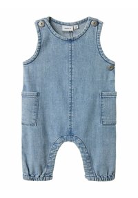 Denim kombinezon v svetlo modri barvi z brezrokavnim dizajnom, okroglim izrezom, dvema sprednjima žepekoma, gumbnimi detajli in elastičnimi manšetami na gležnjih.