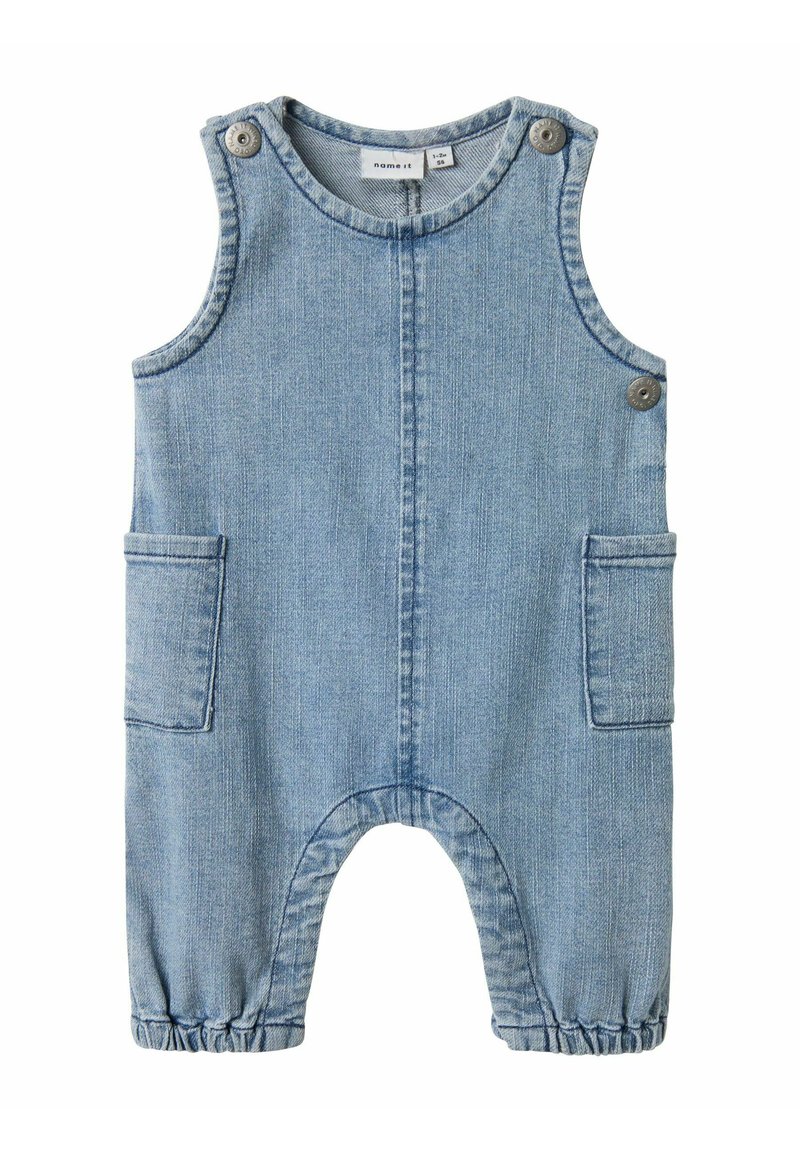 Denim kombinezon v svetlo modri barvi z brezrokavnim dizajnom, okroglim izrezom, dvema sprednjima žepekoma, gumbnimi detajli in elastičnimi manšetami na gležnjih.
