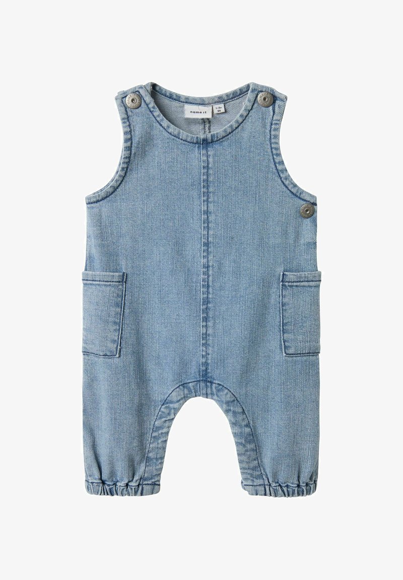Denim kombinezon v svetlo modri barvi z brezrokavnim dizajnom, okroglim izrezom, dvema sprednjima žepekoma, gumbnimi detajli in elastičnimi manšetami na gležnjih.