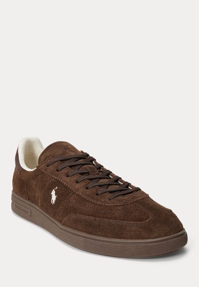 Καφέ χαμηλό sneaker από σουέτ με σκούρα καφέ κορδόνια, λευκή εσωτερική επένδυση, υφασμένο πέλμα και λευκό λογότυπο Polo Ralph Lauren στο πλάι.