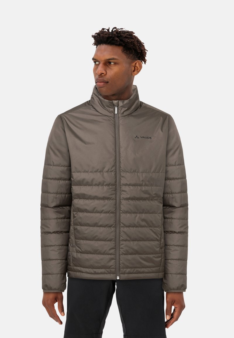 Giacca imbottita di colore grigio scuro con colletto alto, chiusura con zip e design trapuntato. Presenta un logo discreto sul petto e una texture liscia.