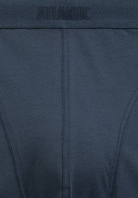 Męskie bokserki w ciemnoniebieskim kolorze z bawełny. Posiadają miękką, elastyczną talię z wytłoczonym napisem "ATLANTIC". Gładka tekstura z minimalnym szwem.