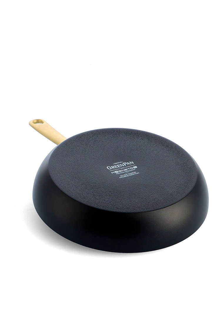 Zwarte koekenpan met een gestructureerd oppervlak en een houten handgreep. Heeft een ronde vorm en gemarkeerde branding op de onderkant.