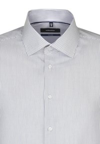 Weißes Hemd mit schmalen blauen Streifen, Button-Down-Kragen und drei Knöpfen auf der Vorderseite. Hergestellt aus einem glatten Stoff.