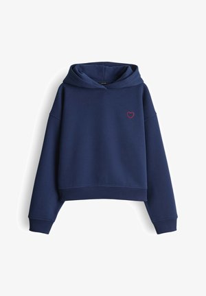Marineblauwe cropped hoodie met lange mouwen, geribbelde manchetten en zoom, en een kleine rode hartborduring op de linkerborst.