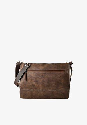 Brun skuldertaske i læder med justerbar mørk rem og forlommer med lynlås, vist mod en hvid baggrund.