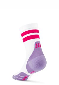 Calzino bianco con strisce rosa e bianche nella parte superiore, dettagli viola sul corpo e tallone testurizzato. Presenta un logo rosa vicino alla punta.