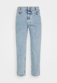 Jeans de tiro alto azul claro hechos de denim. Presentan un diseño de pierna recta, textura desgastada, cinco bolsillos y un cierre de cremallera con botón.