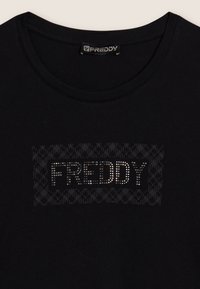 T-shirt nera in cotone con collo rotondo e logo "FREDDY" lucido in strass su uno sfondo a motivo testurizzato.