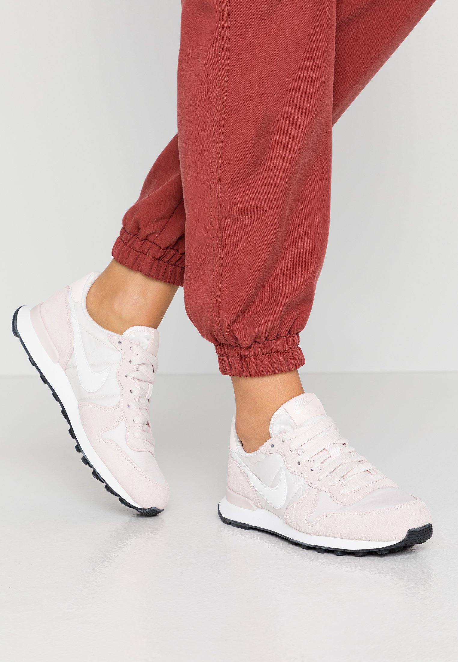 nike internationalist light soft pink