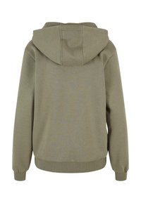 Sweat à capuche vert olive, fabriqué en tissu doux, avec une poche avant, des poignets et un ourlet côtelés, une capuche à cordon de serrage et un design minimaliste.