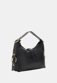 Zwarte leren handtas met een slouchy vorm, gouden hardware accenten en een enkele bovenhandgreep. De textuurafwerking verhoogt de visuele interesse.