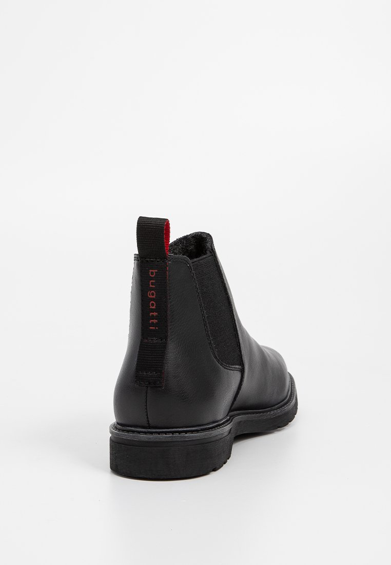 Bottine en cuir noir avec panneaux élastiques sur les côtés, bout rond et une languette rouge contrastante. Elle dispose d'une semelle texturée pour une meilleure adhérence.