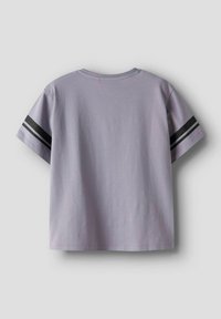 Short-sleeve T-shirt in soft lavender cotton, featuring black athletic stripes on sleeves, with a round neckline and a straight hemline.