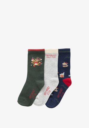 Dreier-Socken-Set: dunkelgrün mit Rentierdesign, hellgrau mit dem Text "SCHNEEBALLSCHLACHT" und dunkelblau mit Schneeflocken- und Hüttendesigns.