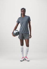 Nike Performance TOP BRANDED - Spordi T-särk - iron grey black sunset pulse