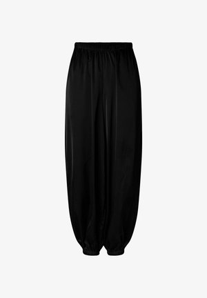 Fekete, bő szabású nadrág gumis derékrésszel és összegyűrt szegélyekkel, sima, könnyű anyagból.