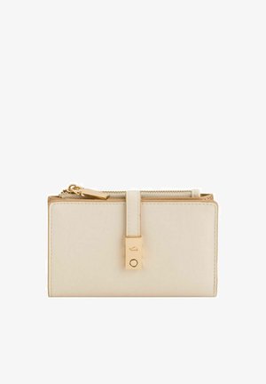 Beige Leder-Geldbörse mit goldfarbenem Verschluss, Reißverschlussfach und genähten Kanten, dargestellt auf weißem Hintergrund.