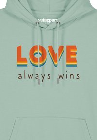 Mintgroene hoodie met een graphic design en de tekst "LOVE always wins" in vette, multikleurige letters. Inclusief trekkoorden en een voorkantzak.