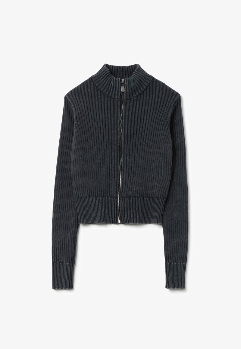 Dunkelgrauer, gerippter, kurz geschnittener Pullover mit hohem Kragen und einem Reißverschluss vorne. Verfügt über lange Ärmel und einen enganliegenden Saum.