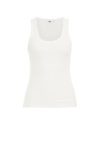 Hvid ribbet tanktop med rund halsudskæring og brede stropper. Stoffet ser strækbart og tætsiddende ud, velegnet til lag-på-lag eller afslappet brug.