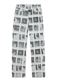 Kelnės su monochrominiu tinkleliu, kuriame vyrauja pilkos spalvos atspalviai, rodantys įvairias tekstūras ir Calvin Klein logotipą kvadratėliuose.