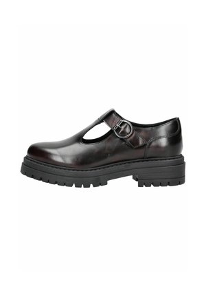 Chaussure en cuir noir avec un bout arrondi, un design découpé et une boucle ajustable. Elle présente une semelle épaisse en caoutchouc texturé pour une meilleure adhérence.