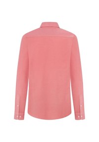 Camisa de manga larga rosa con cuello clásico, textura suave y puños abotonados. Presenta un dobladillo redondeado y un diseño de color sólido.