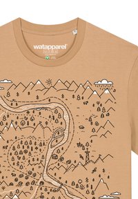 Tan katoenen T-shirt met een zwarte lijnillustratie van bergen, bomen, een rivier en landelijke elementen, met een ronde halslijn en logo.