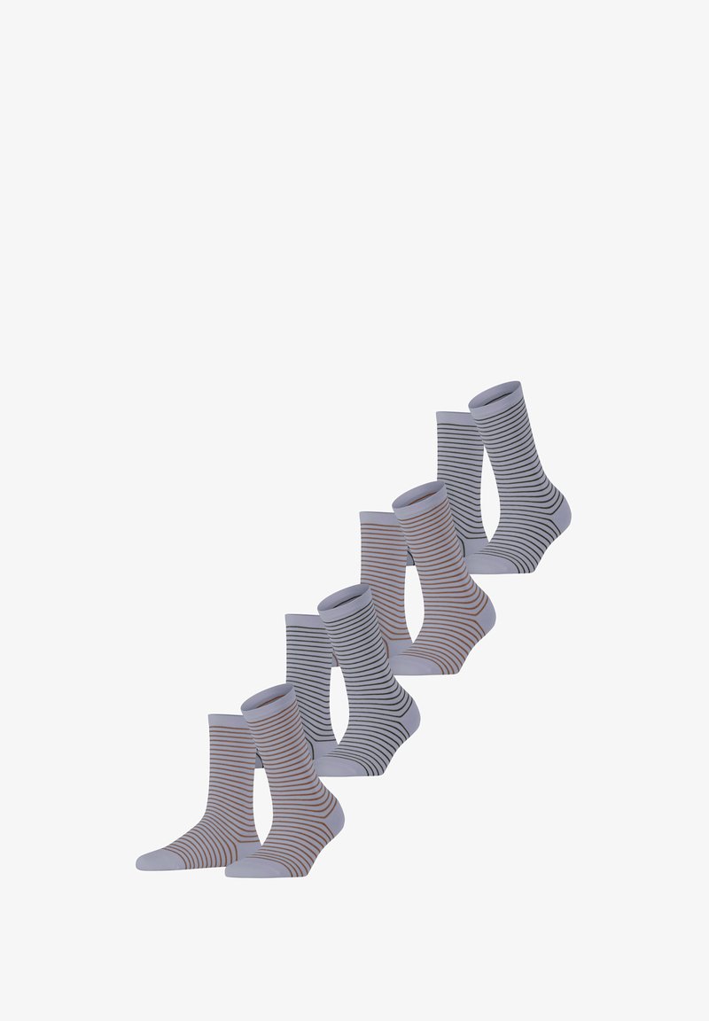 Chaussettes rayées dans des tons de gris et marron, avec un bord côtelé et une texture lisse, disposées en ligne diagonale.