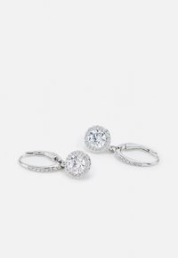 Pendientes de aro de plata con gemas redondas y transparentes, rodeadas de cristales más pequeños. Acabado suave, estilo colgante, con un cierre seguro.