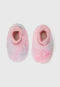 Une paire de pantoufles en peluche rose doux avec des poignets élastiques à côtes, conçues pour le confort et la chaleur.