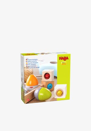 Musikalisches Spielzeugset mit bunten Holzinstrumenten: orange- und grünfarbene Ei-förmige Teile, drei quadratische Blöcke mit runden Einsätzen, gestalteter Kasten mit Textur.
