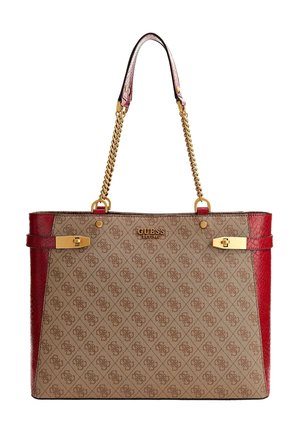 Sac fourre-tout Guess marron et rouge avec anses en chaîne dorée, motif logo et accents de quincaillerie dorée.