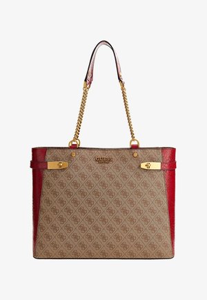 Brązowa i czerwona torba typu tote marki Guess z paskami z złotych łańcuchów, wzorem z logo oraz złotymi akcentami sprzętu.