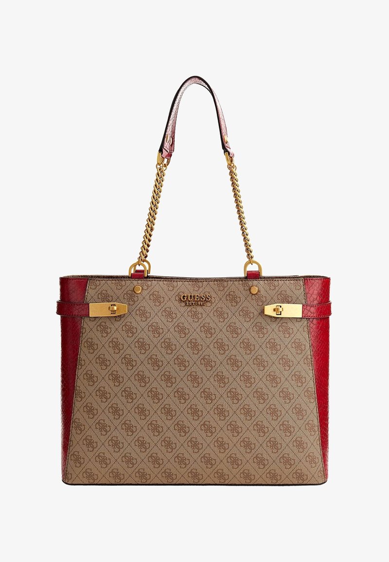 Sac fourre-tout Guess marron et rouge avec anses en chaîne dorée, motif logo et accents de quincaillerie dorée.