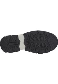 Suola di scarpa in gomma nera con scanalature profonde e motivi angolari prominenti. La sezione intermedia bianca offre un contrasto. Design solido e testurizzato.