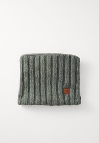 Grau gestrickter Halswärmer mit vertikalem Rippenmuster, weicher Textur und braunem Logo-Patch. Einfaches Design für Wärme und Komfort.